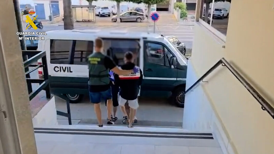 La Guardia Civil desmantela en Conil una guardería del narcotráfico e incauta 10.120 litros de gasolina